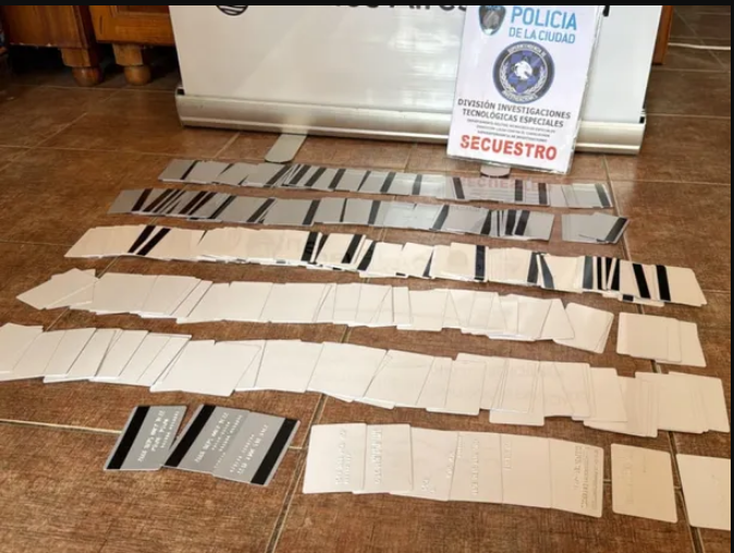 La policía desbarato un lugar donde clonaban tarjetas  de crédito y débito