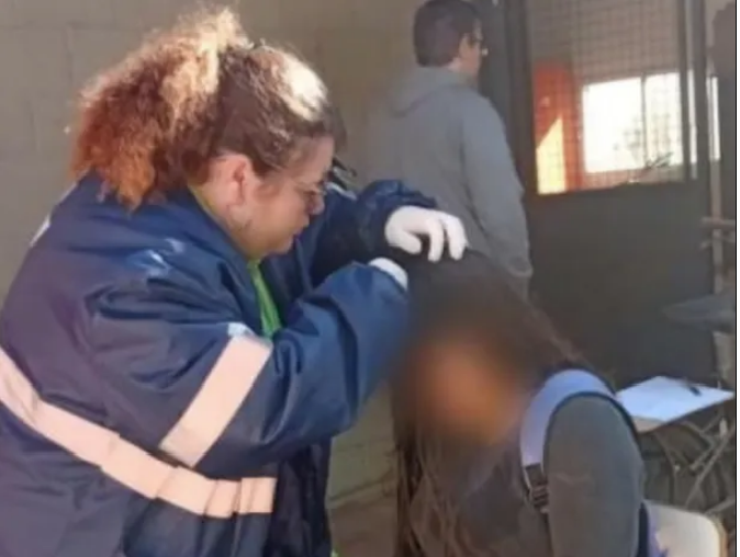 Una alumna fue golpeada con una cadena por la madre de una compañera 