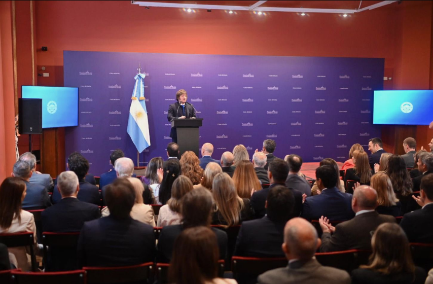 Milei se reunió con un centenar de legisladores propios y aliados