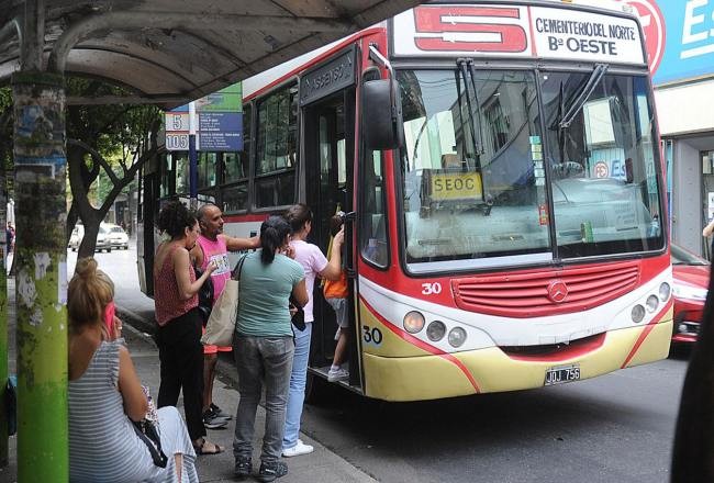 El Municipio convocó a una mesa de diálogo para destrabar el conflicto del transporte en la capital