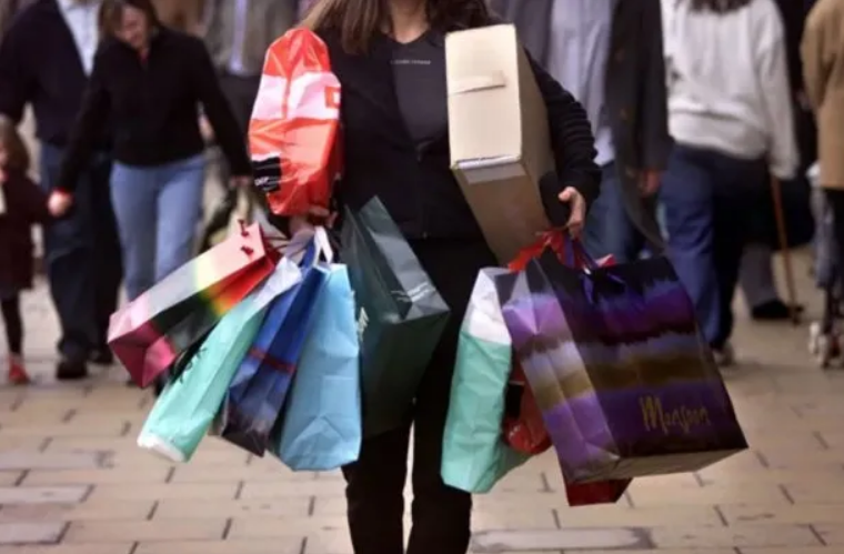 Las ventas de ropa y calzado se desploman, mientras la gente se endeuda para comer