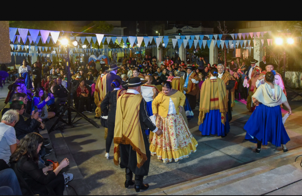 El Día de la Tradición se celebra con música y danza en la Plaza Temática