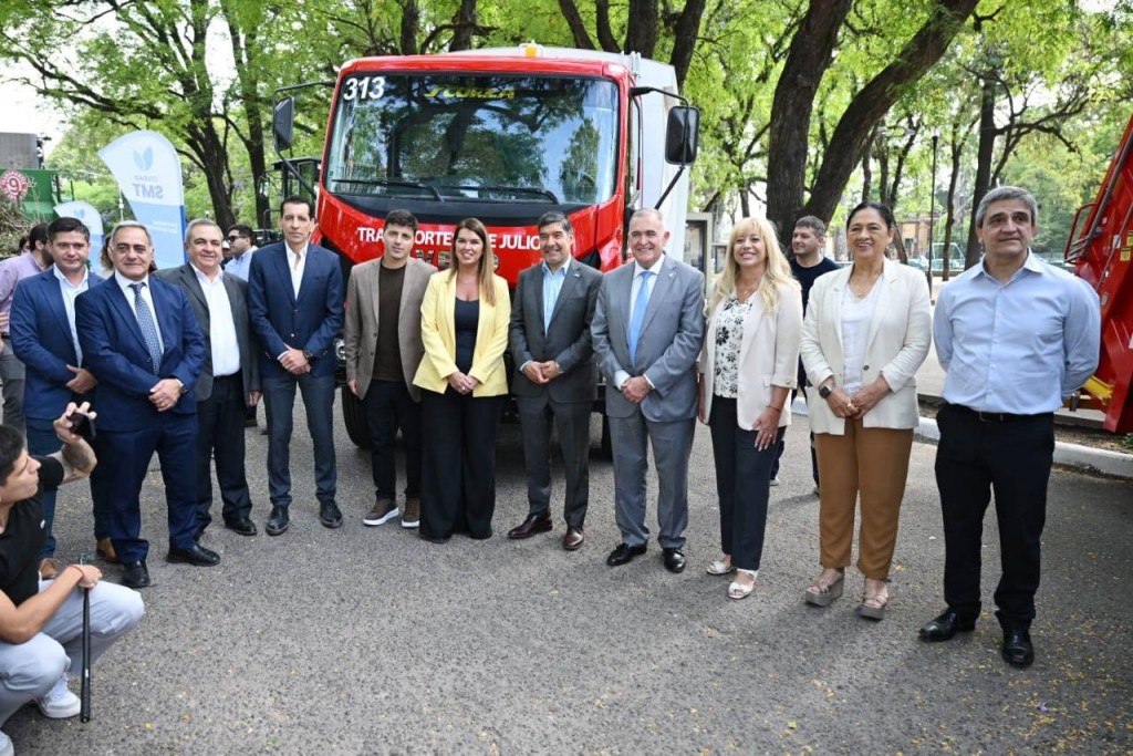 Jaldo participó en la presentación de nuevos camiones y trituradora en la Capital