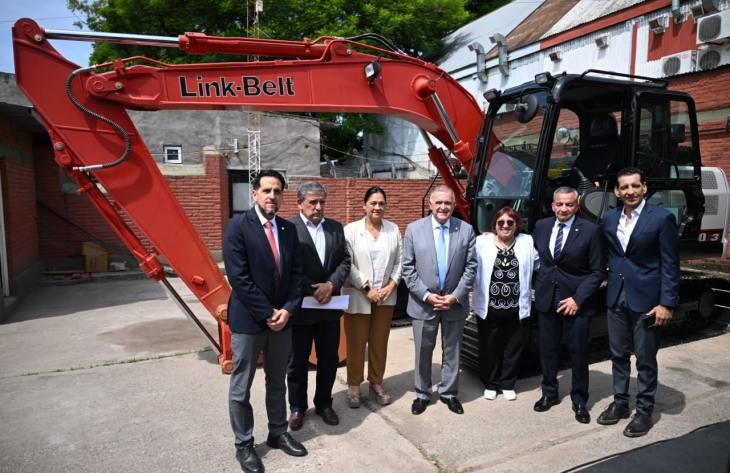 Jaldo entregó equipamiento a Recursos Hídricos y Medio Ambiente por cerca de $400 millones