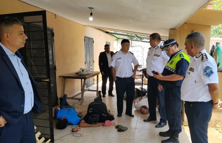 Pasan a disponibilidad a efectivos policiales que trabajaban en una vivienda junto a dos detenidos