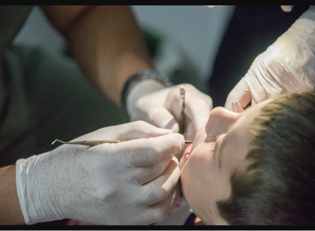 Más de 2.000 alumnos de la capital recibieron atención odontológica gratuita durante 2025