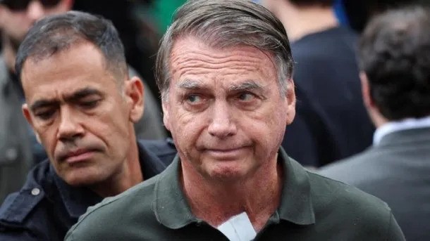  Jair Bolsonaro fue trasladado a un dependencia policial por violar la prisión domiciliaria