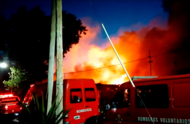 Voraz incendio consumió dos fábricas en Lomas de Zamora