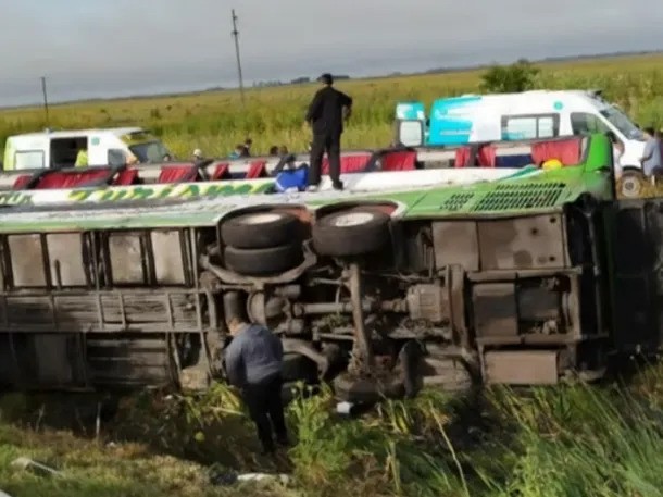 Un micro volcó en Ruta 2 dejó al menos dos muertos y varios heridos