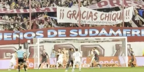 Los hinchas de Lanús no aprobaron que se colgará una bandera a favor de Chiqui Tapia