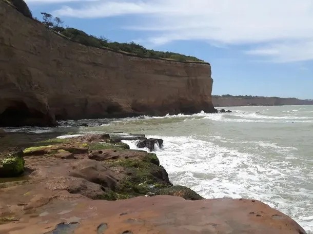 Una periodista murió tras caer desde un acantilado
