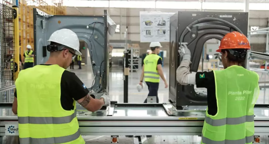 Whirlpool cierra su planta y despide a 220 empleados sin aviso