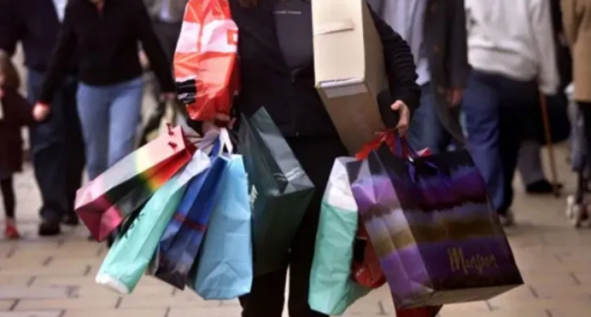 Las ventas de ropa y calzado se desploman, mientras la gente se endeuda para comer