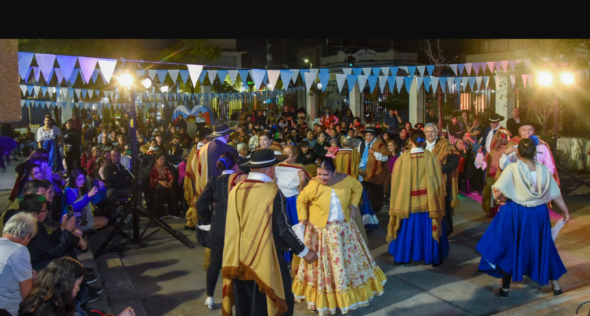 El Día de la Tradición se celebra con música y danza en la Plaza Temática