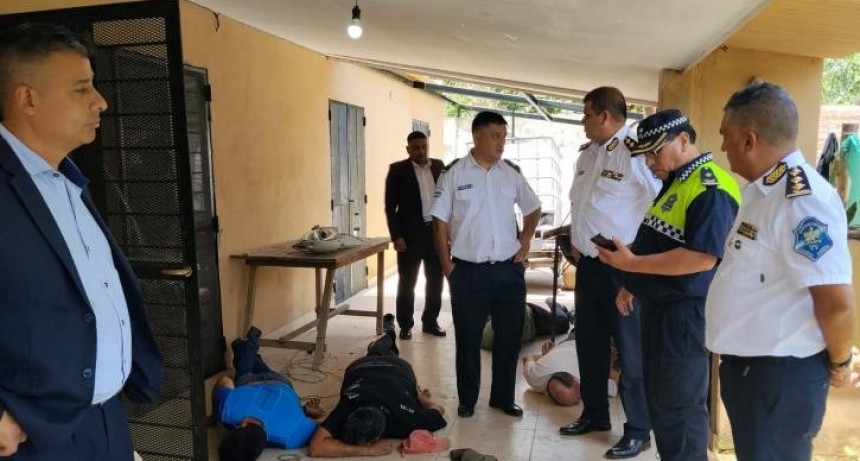 Pasan a disponibilidad a efectivos policiales que trabajaban en una vivienda junto a dos detenidos