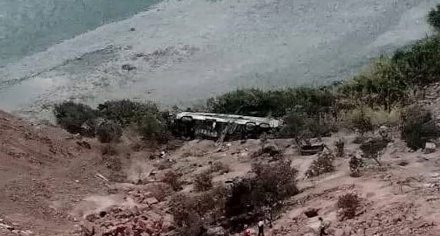 Un micro cayó al barranco y dejó al menos 37 muertos en Perú