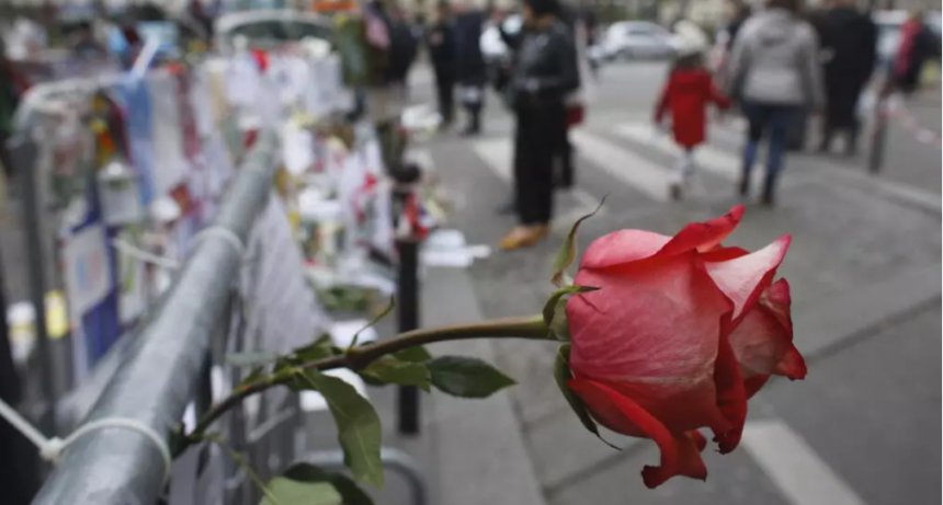 Francia: los ciudadanos rinden homenaje a las víctimas del atentado del 13 de noviembre