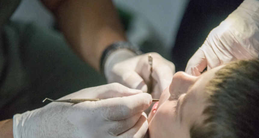 Más de 2.000 alumnos de la capital recibieron atención odontológica gratuita durante 2025