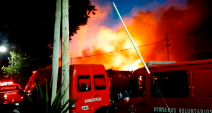 Voraz incendio consumió dos fábricas en Lomas de Zamora