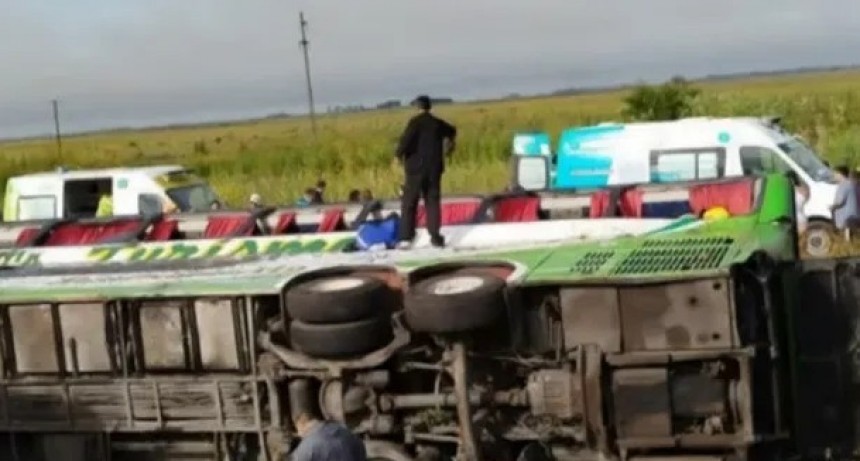 Un micro volcó en Ruta 2 dejó al menos dos muertos y varios heridos