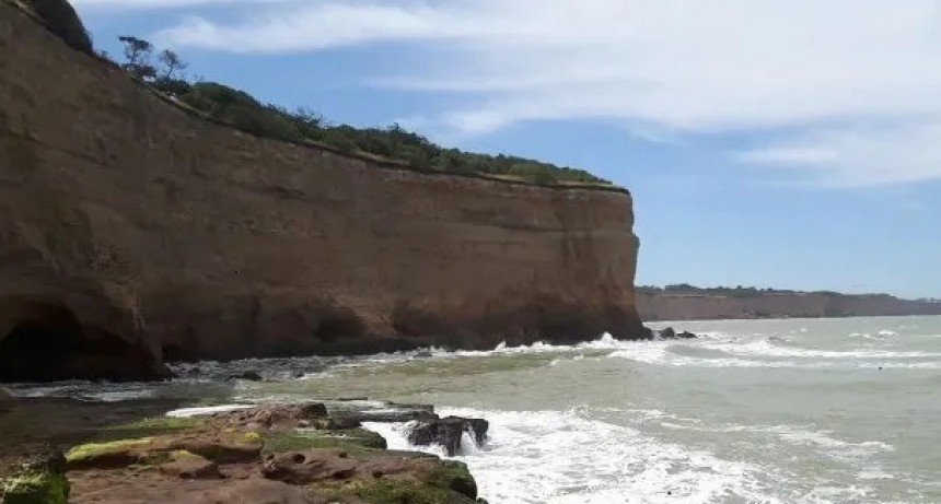 Una periodista murió tras caer desde un acantilado