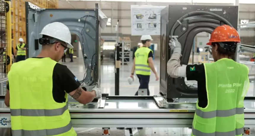 Whirlpool cierra su planta y despide a 220 empleados sin aviso