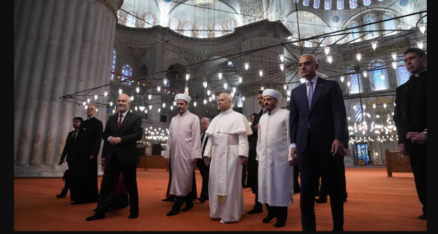 El papa León XIV visita la Mezquita Azul de Estambul para un breve rezo