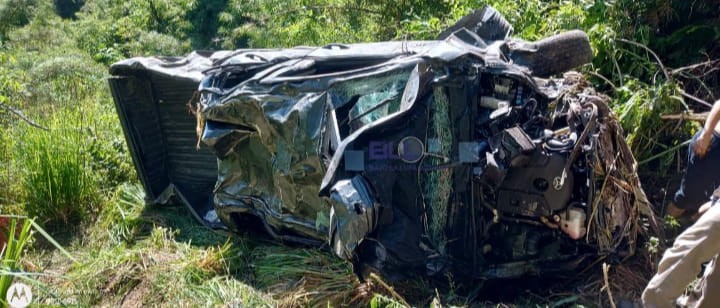Milagroso: Una camioneta cayó en un barranco de 200 metros. Sus ocupantes sobrevivieron