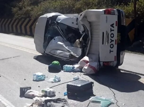 Perú: una roca gigante se desprendió de un cerro y aplastó una camioneta tres muertos 