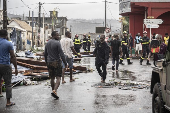 Mayotte: tras el paso del ciclón Chido imponen un toque de queda nocturno 