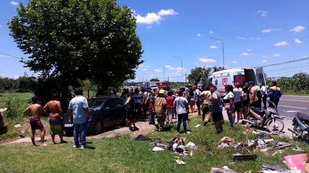 Una familia fue atropellada mientras caminaban junto a la ruta, el padre murió