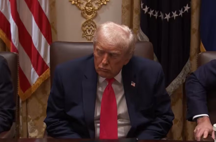 Trump se durmió en plena reunión de gabinete
