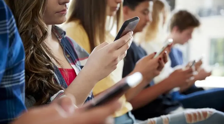 Australia prohibió las redes sociales a los menores de 16 años