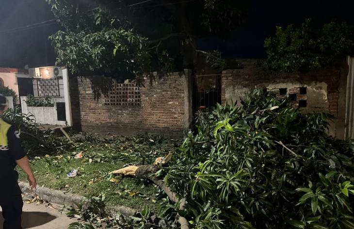 Rescatan a una familia atrapada en su casa y además frustran un robo