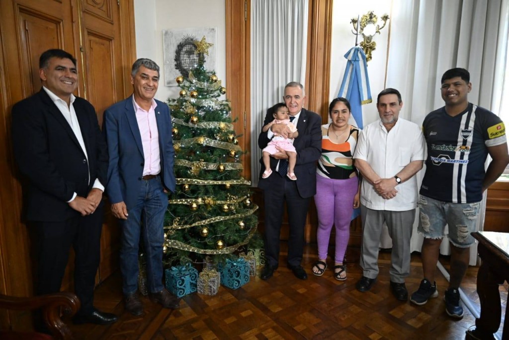 Ainoa volvió a casa luego de un trasplante de hígado y el Gobernador la recibió