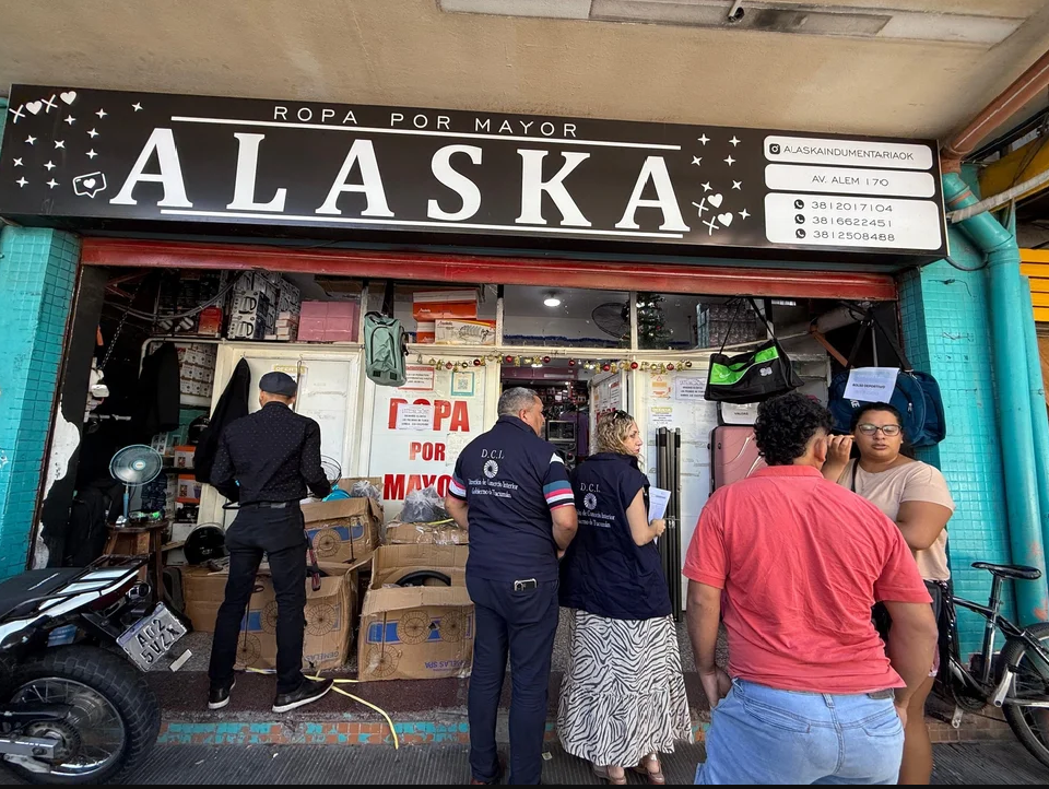 Multa millonaria a un local de ropa por cobrar recargos por pagos por transferencias