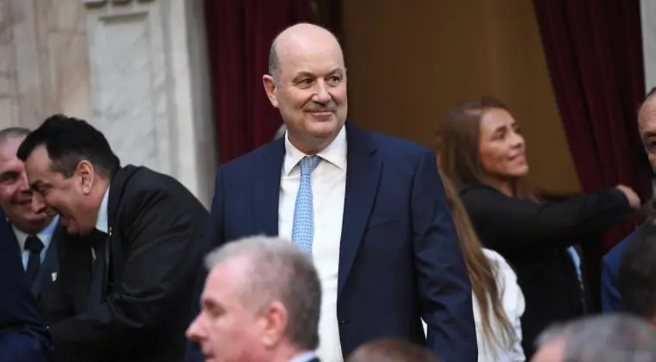 Sturzenegger aclaró que la reforma laboral "correrá para todos los trabajadores, no solo para los nuevos"