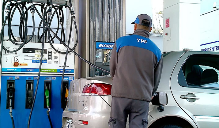 YPF anunció que bajará el precio de la nafta de manera gradual en todo el país