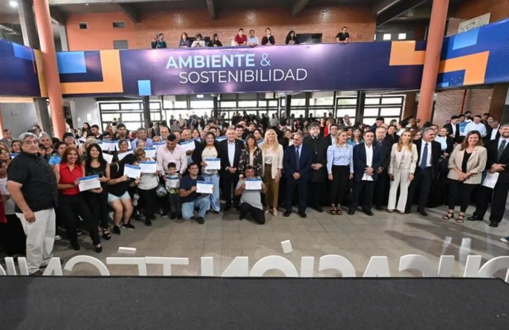 El gobernador Osvaldo Jaldo estuvo presente en la entrega de certificados a 140 egresados del programa Educación sobre Ruedas