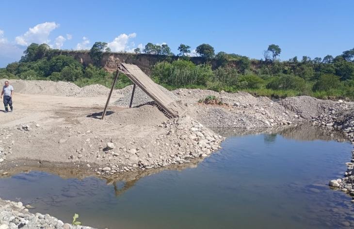 Detectaron irregularidades en una explotación de áridos en el Río Gastona