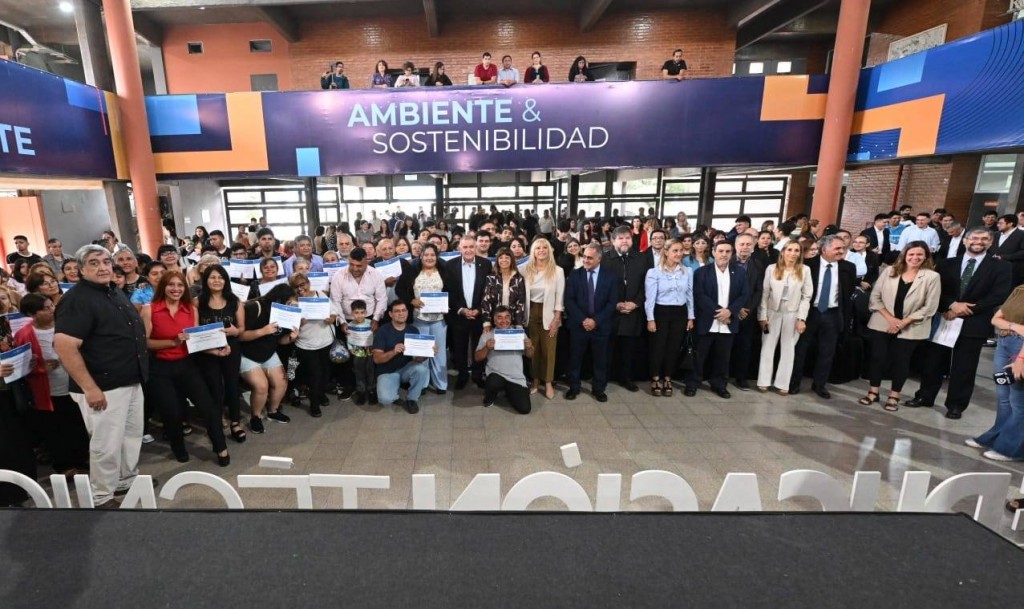 El gobernador estuvo en la entrega de certificados a 140 egresados de Educación sobre Ruedas