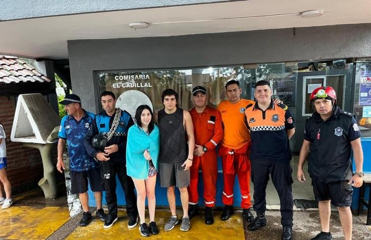 Bomberos de la Policía rescatan a dos jóvenes en Aguas Chiquitas