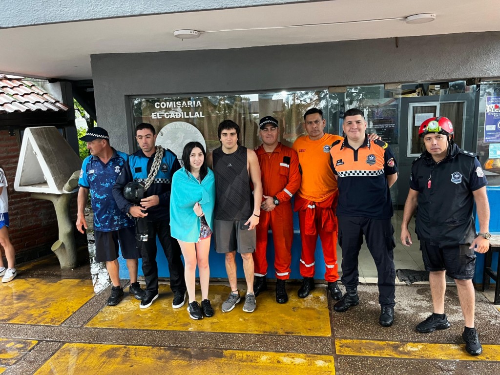 Bomberos de la Policía rescatan a dos jóvenes en Aguas Chiquitas