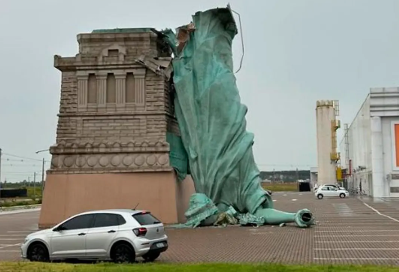 Fuerte temporal derribó la réplica de la Estatua de la Libertad en Brasil
