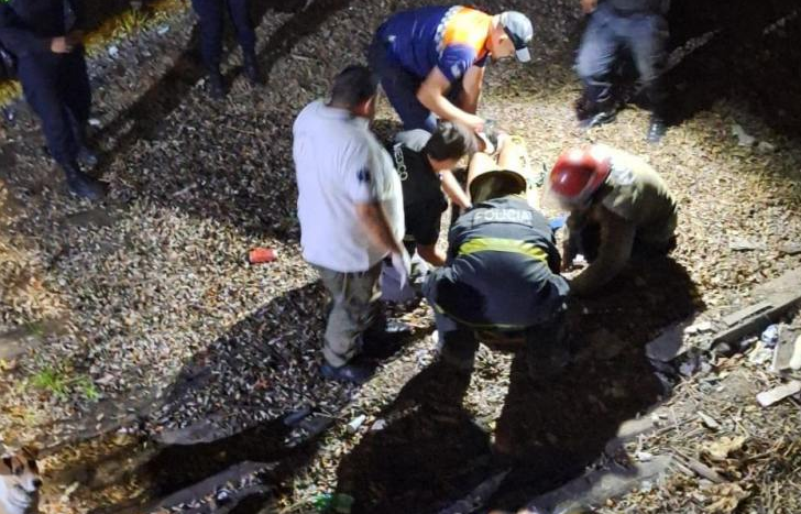 Rescatan a una joven que se arrojó desde un puente