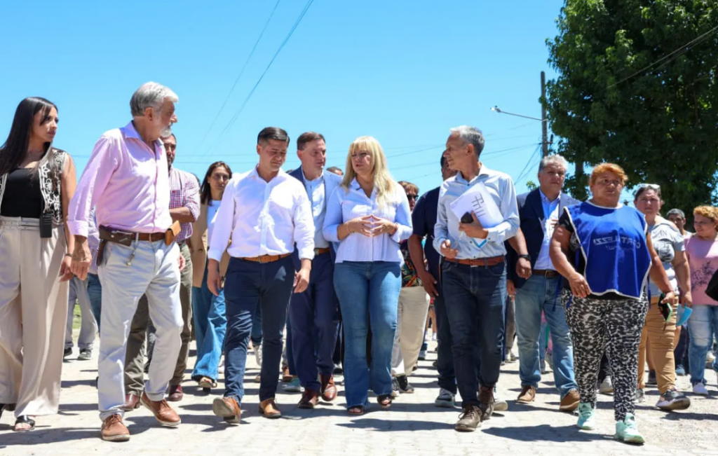 Chahla supervisó obras de pavimentación y conexiones de gas en el barrio Elena White