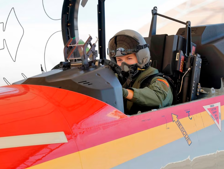 La princesa Leonor voló sola por primera vez un avión militar