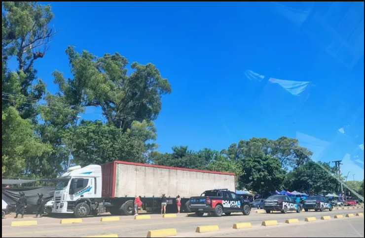 Un camión con cerveza volcó y los vecinos se llevaron barriles