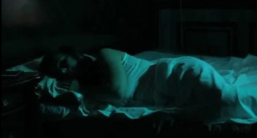 Una mujer se despertó en la noche y sorprendió al vecino tocándola