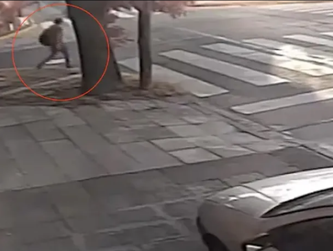 Una mujer fue apuñalada en el cuello mientras caminaba por la calle